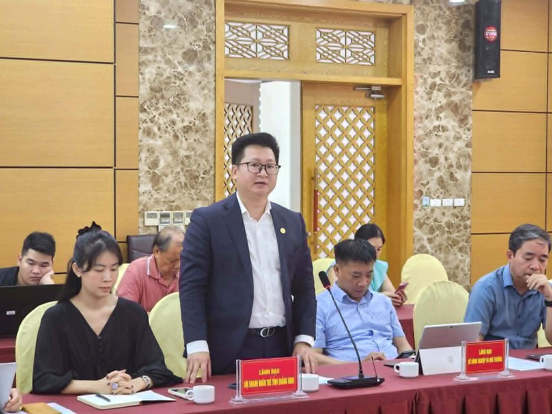 Ông Khúc Đình Phương, Chủ tịch Hội doanh nhân trẻ tỉnh Quảng Ninh thông tin về sự kiện tại hội nghị thông tin báo chí thường kỳ của tỉnh Quảng Ninh. Ảnh Tiến Dũng