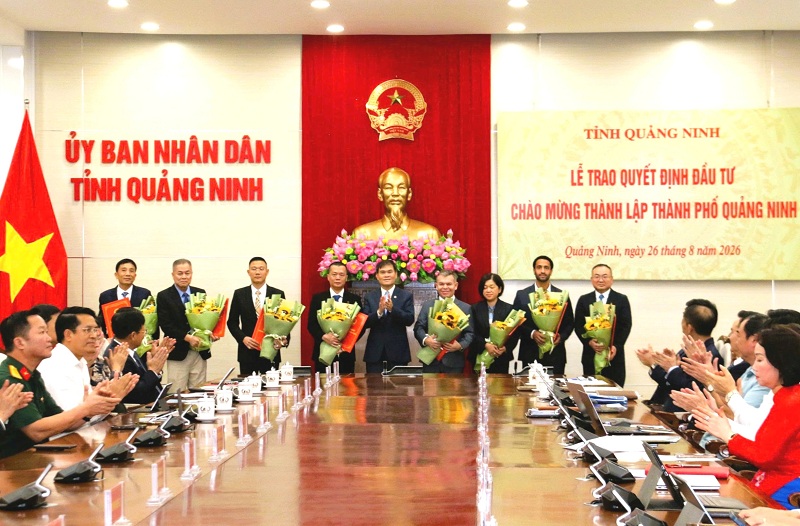 B&ugrave;i Văn Khắng, Ph&oacute; B&iacute; thư Tỉnh ủy, Chủ tịch UBND tỉnh Quảng Ninh, trao Quyết định chấp thuận chủ trương đầu tư, giấy chứng nhận đăng k&yacute; đầu tư v&agrave; quyết định th&agrave;nh lập cụm c&ocirc;ng nghiệp cho c&aacute;c nh&agrave; đầu tư.