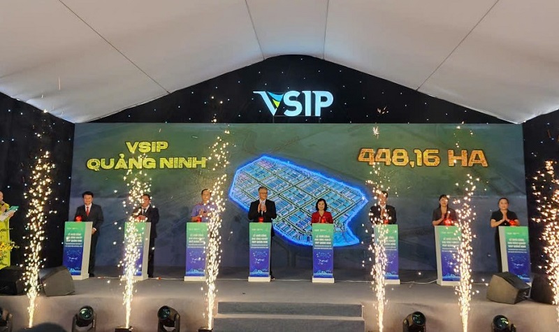 C&aacute;c đại biểu nhấn n&uacute;t khởi c&ocirc;ng Dự &aacute;n Khu c&ocirc;ng nghiệp VSIP Quảng Ninh.