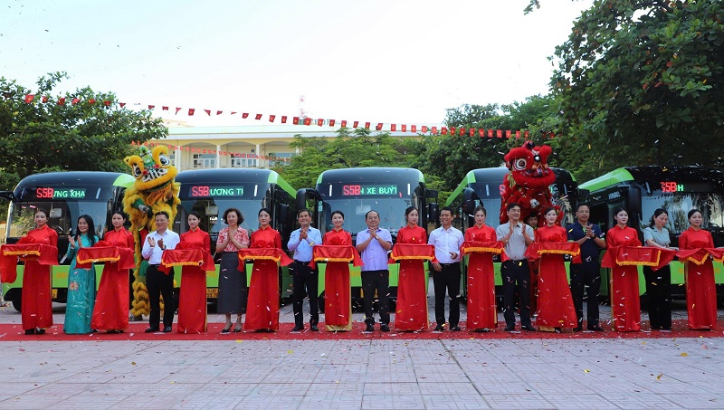 Các đại biểu cắt băng khai trương tuyến xe buýt điện phục vụ học sinh