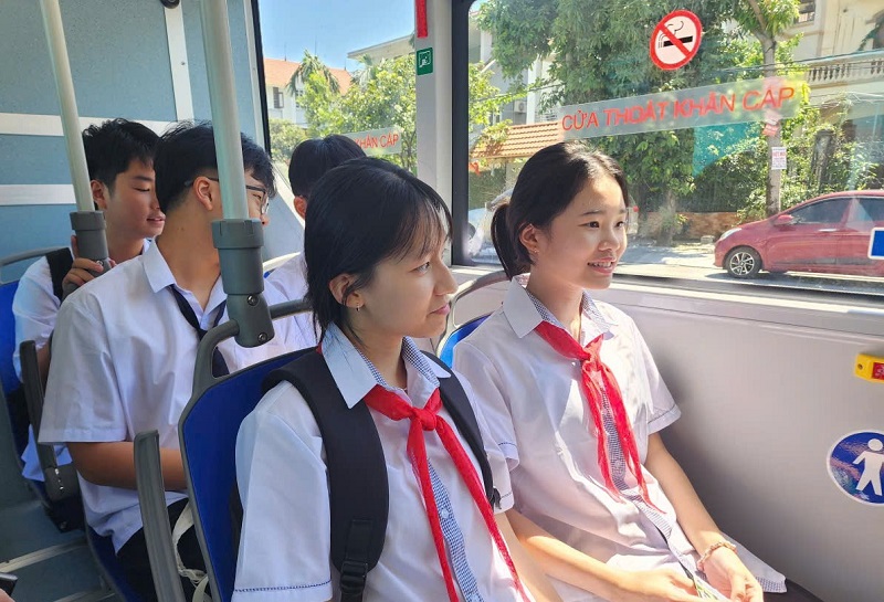 Việc tổ chức xe buýt điện tập trung theo tuyến và điểm đón, trả được kỳ vọng giúp giảm áp lực giao thông tại khu vực trường học. Ảnh T.D