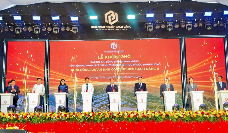 C&ugrave;ng với ho&agrave;n thiện thủ tục đầu tư v&agrave; chuẩn bị quỹ đất sạch, địa phương tiếp tục đầu tư hạ tầng khu c&ocirc;ng nghiệp, khu kinh tế