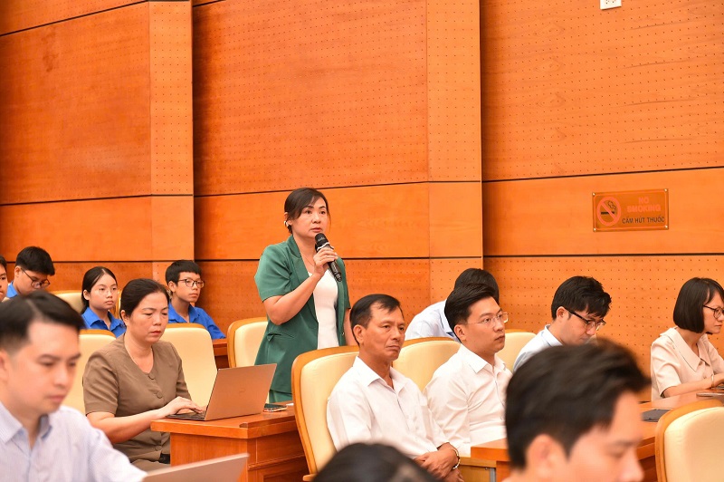 Cử tri tr&igrave;nh b&agrave;y &yacute; kiến tại hội nghị. Ảnh Đức Thanh