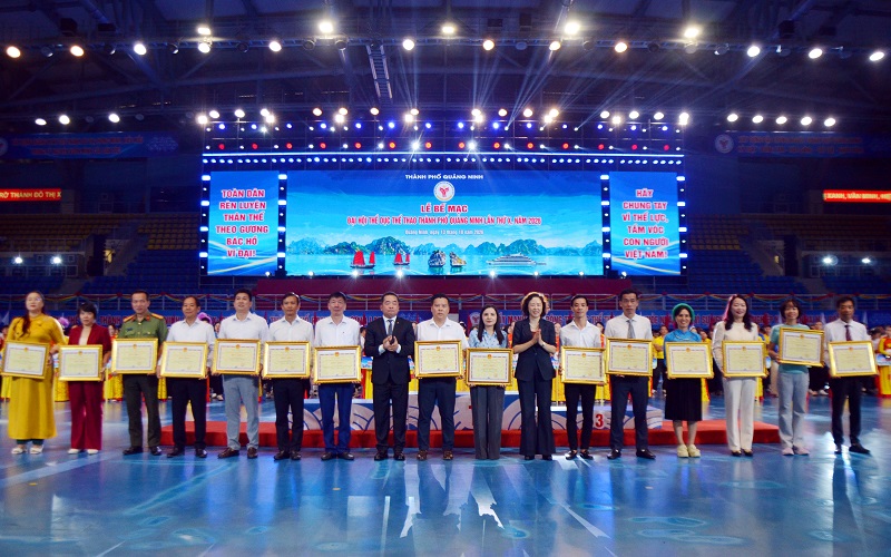 Ban Tổ chức trao Bằng khen cho c&aacute;c tập thể c&oacute; th&agrave;nh t&iacute;ch xuất sắc trong tổ chức v&agrave; tham gia Đại hội TDTT th&agrave;nh phố Quảng Ninh lần thứ X, năm 2026.