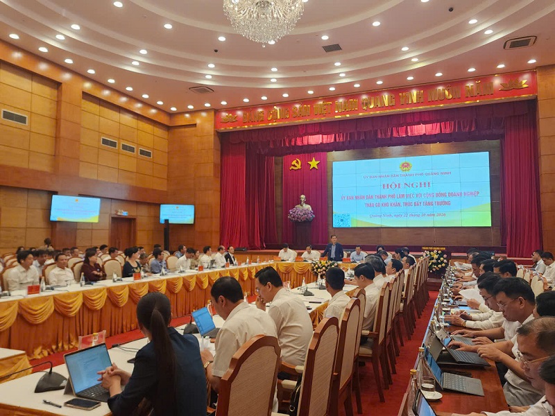 Tham dự c&oacute; tr&ecirc;n 100 doanh nghiệp, đại diện cho hơn 14.000 doanh nghiệp đăng k&yacute; hoạt động sản xuất, kinh doanh tr&ecirc;n địa b&agrave;n.