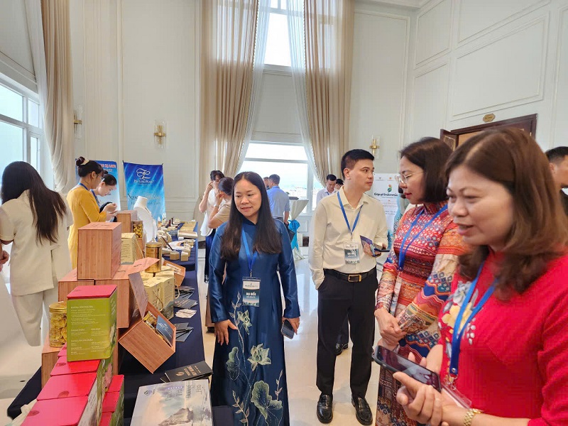 Các đại biểu thăm gian hàng tại hội nghị. Ảnh T.D