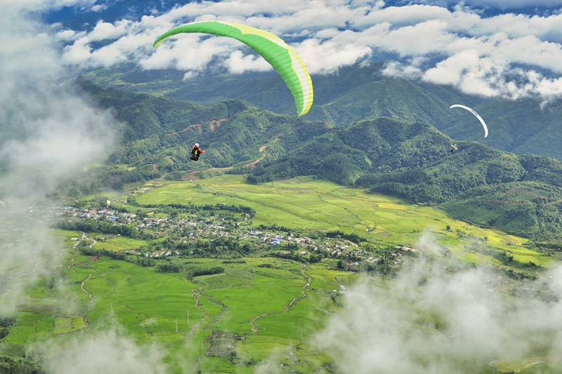 Bay dù lượn ngắm toàn cảnh thị trấn Tam Đường - Lai Châu