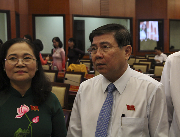Ông Nguyễn Thành Phong trao đổi với báo chí bên lành lan kỳ họp (ảnh: Trọng Tín)