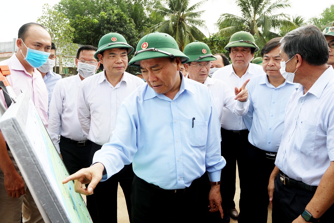 Trước đó, sáng cùng ngày, Thủ tướng Nguyễn Xuân Phúc đã có buổi thực tế tại các Dự án ngăn mặn tại tỉnh Bến Tre (ảnh: Lê Toàn)