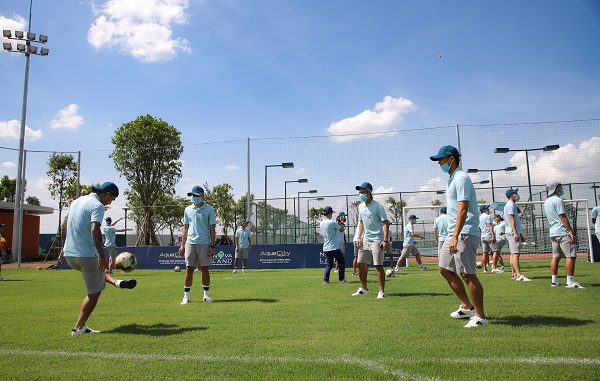 Ban huấn luyện và các cầu thủ Saigon FC – đội bóng đang dẫn đầu bảng xếp hạng V-League 2020 – đến tham quan Aqua City, chứng kiến nghi thức động thổ và trải nghiệm sân bóng đá tại Dự án