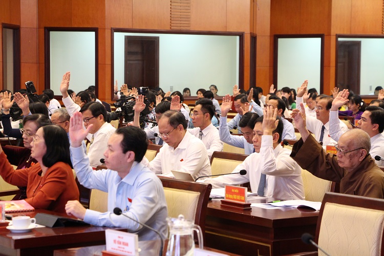 Với đa số phiếu tán thành, ông Lê Hòa Bình và Bà Phan Thị Thắng được bầu làm phó chủ tịch UBND TP.HCM (ảnh: Trọng Tín)