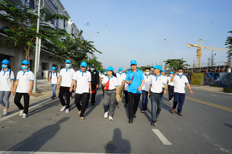 Ông Lê Hòa Bình (áo xanh) Phó chủ tịch TP.HCM cũng tham gia chương trình Đi bộ đồng hành - Ảnh: TT