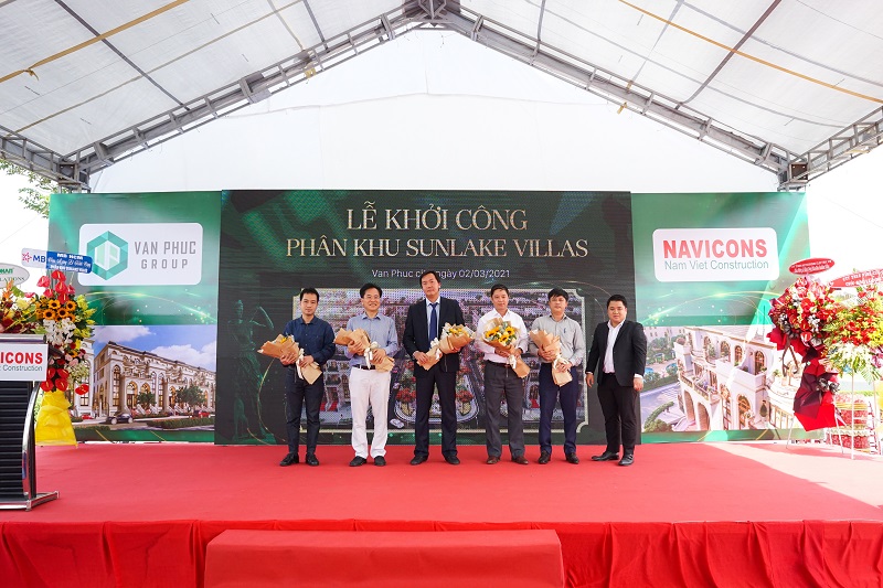 Ông Phạm Hồng Hoài Châu – Phó TGĐ Van Phuc Group tặng hoa cho nhà thầu và các đơn vị hợp tác – Ảnh: ĐP