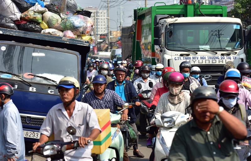 Là tuyến đường trục giao thông quan trọng của TP.HCM, kết nối với các tỉnh Long An và Tiền Giang nhưng Quốc lộ 50 luôn trong tình trạng kẹt cứng vào mỗi dịp lễ, tết.
