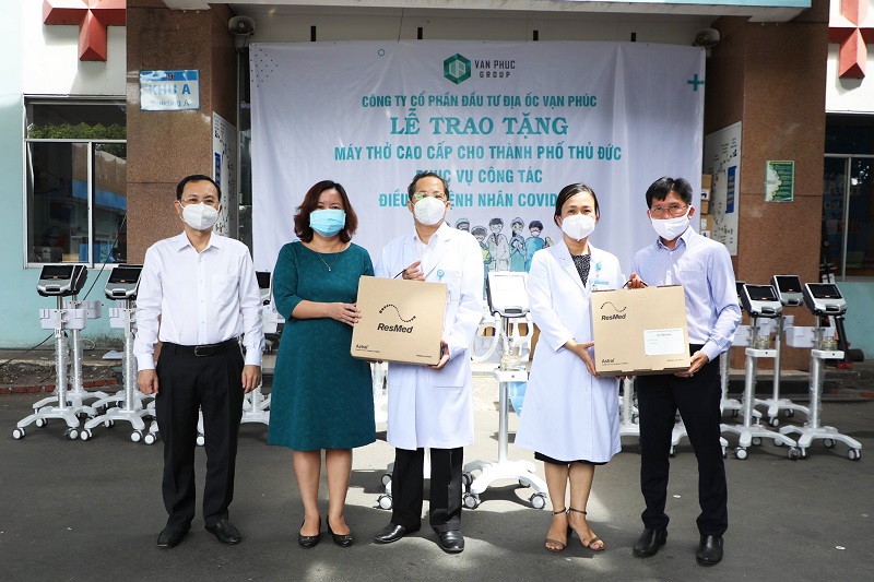  Đại diện Van Phuc Group trao tặng 26 máy thở cho Bệnh viện TP.Thủ Đức và Bệnh viện Lê Văn Thịnh - Ảnh: HL