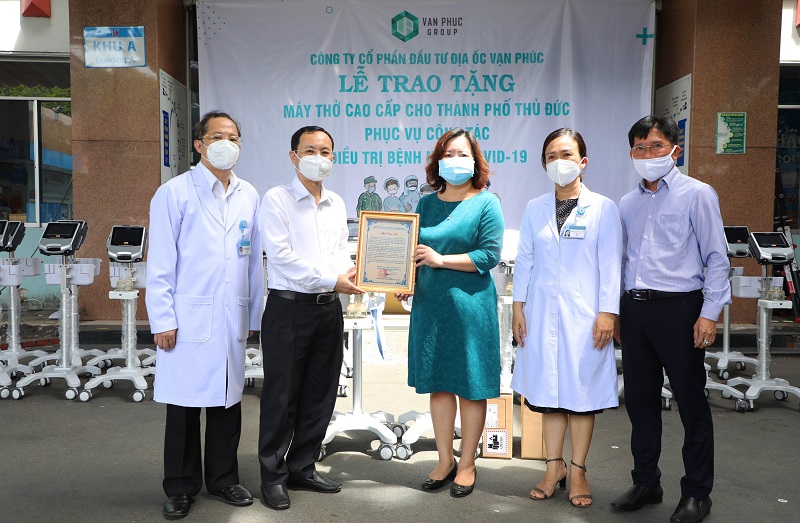 Lãnh đạo Bệnh viện gửi thư cảm ơn cho đại diện Van Phuc Group - Ảnh: HL