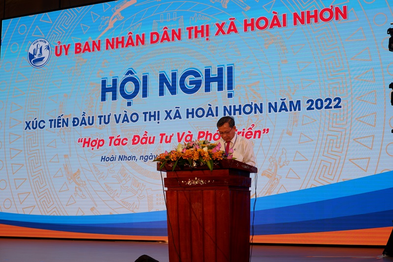 Ông Phạm Trương, Chủ tịch UBND thị xã Hoài Nhơn phát biểu tại hội nghị