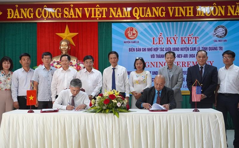 Đại diện huyện Cam Lộ và TP. Cal-Nev-Ari ký kết biên bản ghi nhớ hợp tác. Nguồn: quangtri.gov.vn