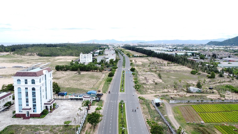 Đường Hùng Vương, TP.Tuy Hòa đang thu hút nhiều nhà đầu tư thực hiện Dự án bất động sản. Ảnh: Phước Tuân