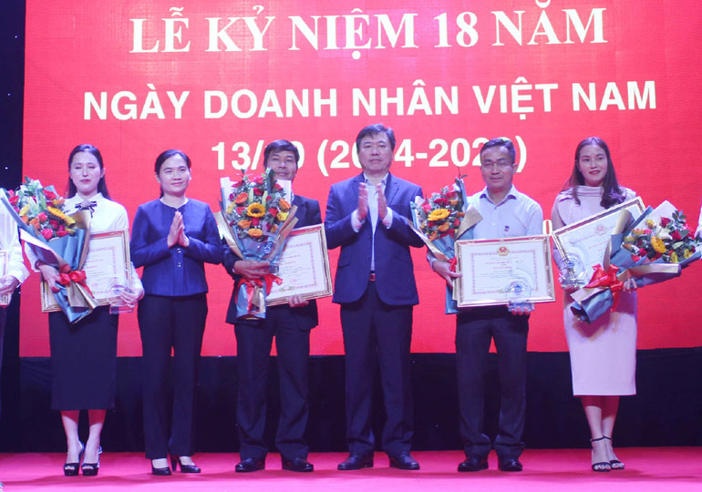 UBND tỉnh Phú Yên tặng bằng khen cho 15 doanh nhân tiêu biểu năm 2022. Ảnh: Như Thanh