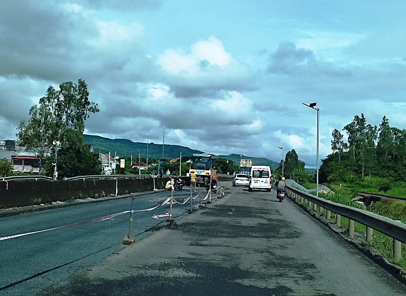 Quốc lộ 1 qua tỉnh Phú Yên nhiều đoạn hư hỏng phải tiến hành sửa chữa