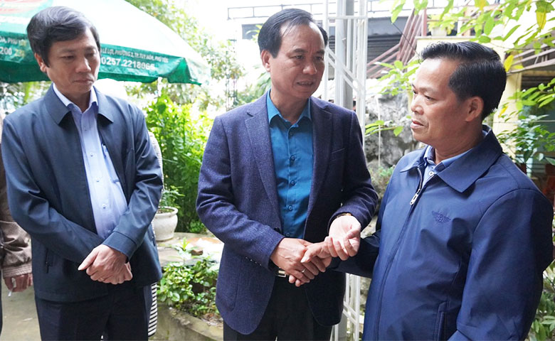 Ông Võ Văn Hưng, Chủ tịch UBND tỉnh Quảng Trị (đứng giữa) động viên hộ dân tại huyện Ca Lô   ủng hộ, phối hợp cùng nhà nước thực hiện công trình trọng điểm quốc gia