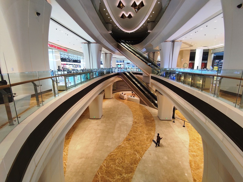 Khung cảnh vắng vẻ tại tầng 2 của VV Mall vào cuói tháng 2/2023.
