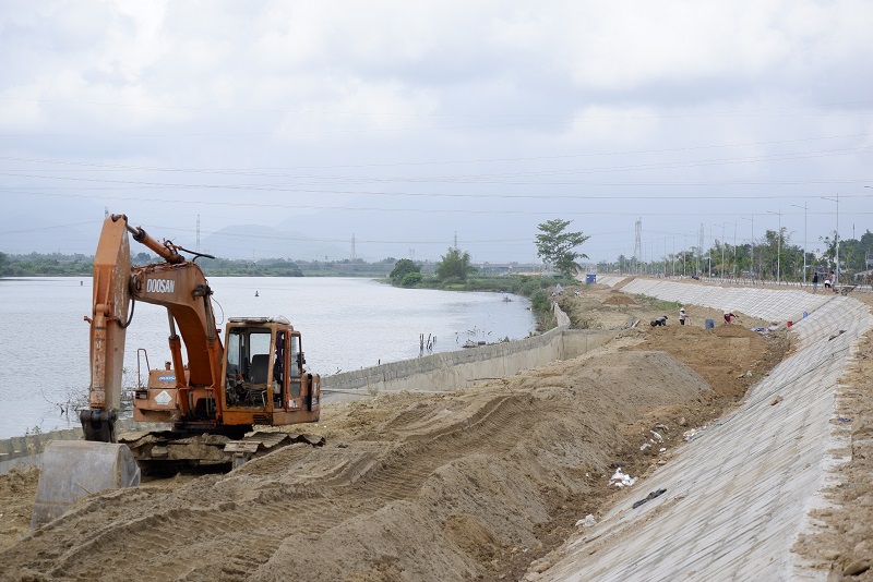 Phần kề sông mới xây xong phần bê tông chắn, bên trong vẫn đang tiến hành đổ đất san lấp