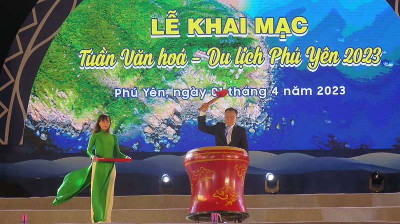 Lãnh đạo tỉnh Phú Yên đánh trống khai mạc Tuần văn óa - du lịch Phú Yên năm 2023.