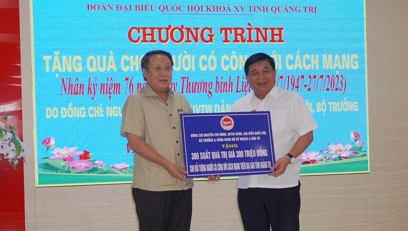 Bộ trưởng Nguyễn Chí Dũng trao 300 suất quà cho tỉnh Quảng Trị