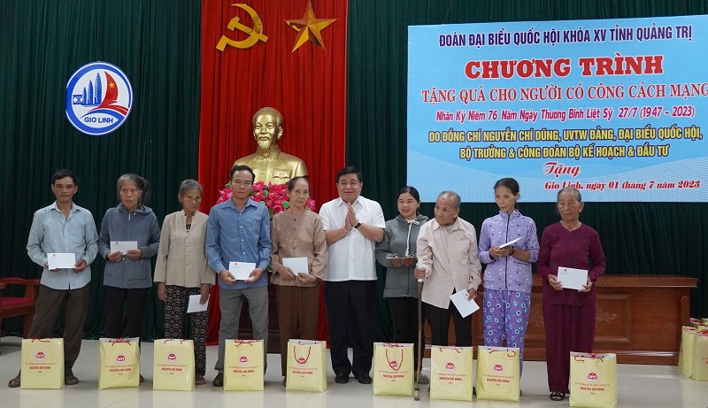 Bộ trưởng Nguyễn Chí Dũng tặng quà cho người có công với cách mạng tại huyện Gio Linh.