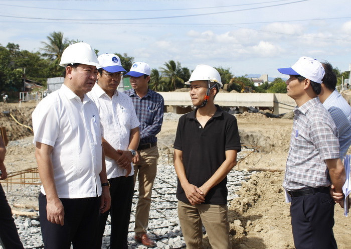 Chủ tịch UBND tỉnh Ninh Thuận (bìa trái) trong đợt kiểm tra tiến độ Dự án  Dự án Môi trường Bền vững các thành phố Duyên Hải - Tiểu dự án TP. Phan Rang - Tháp Chàm