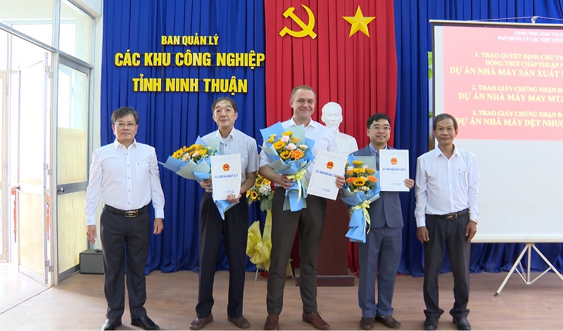an Quản lý các Khu công nghiệp tỉnh Ninh Thuận tổ chức trao Quyết định Chứng nhận đăng ký đầu tư cho các Dự án trong Khu công nghiệp trên địa bàn tỉnh Ninh Thuận.