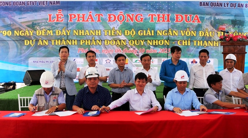 Đại diện các đơn vị, nhà thầu ký cam kết thi đua