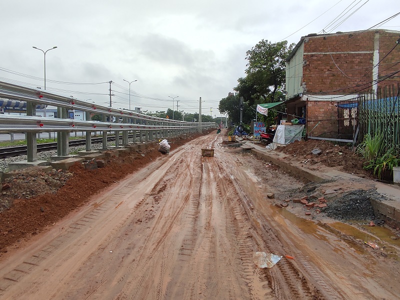 Một đoạn đã hoàn thành lắp dải phân cách với đường sát, bó vỉa hè.