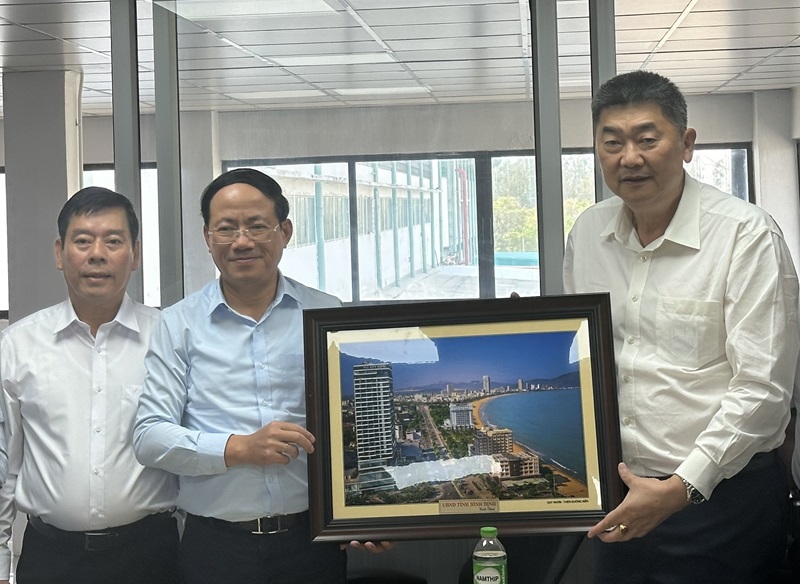 Chairman of the Provincial People's Committee Pham Anh Tuan presented gifts to CP Group leaders