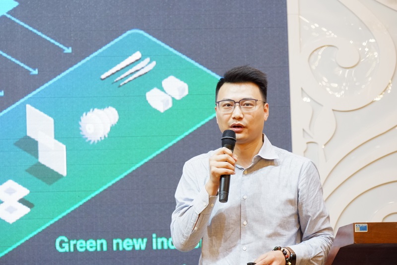 ông Eric HU, Giám đốc giải pháp Khu công nghiệp Net-Zero (NZIP) - Envision NZIP chia sẻ ý tưởng về khu công nghiệp net-zero tại tỉnh Ninh Thuận.