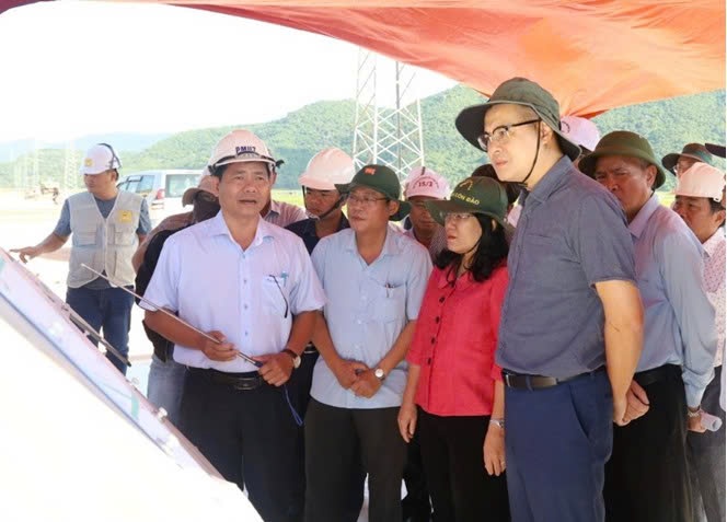 Đoàn công tác tỉnh Phú Yên nghe chủ đầu tư báo cáo tiến độ Dự án.