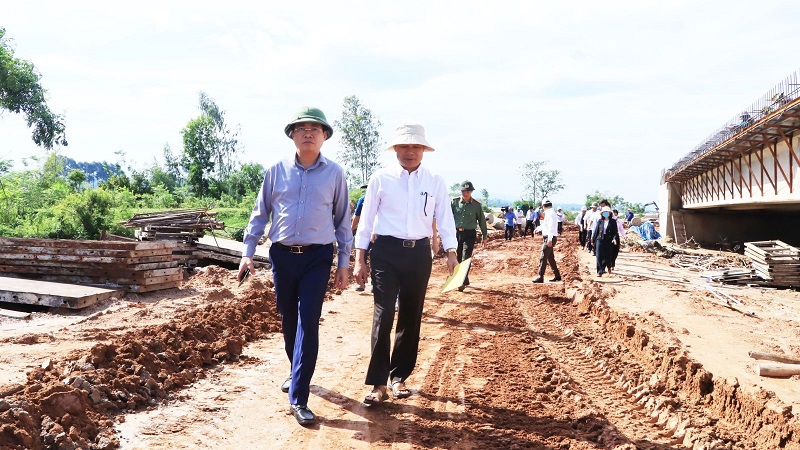 Đoàn công tác của UBND tỉnh Bình Định đi kiểm tra, khảo sát tại Dự án Cụm công nghiệp Hoài Châu vào ngày 20/9/2024. Ảnh:Thùy Trang.