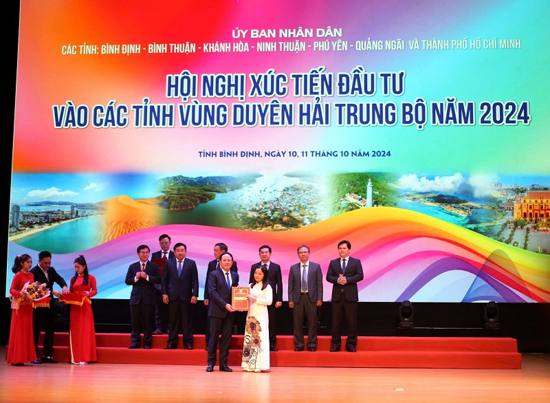 UBND tỉnh Bình Định trao quyết định chủ trương đầu tư cho doanh nghiệp.