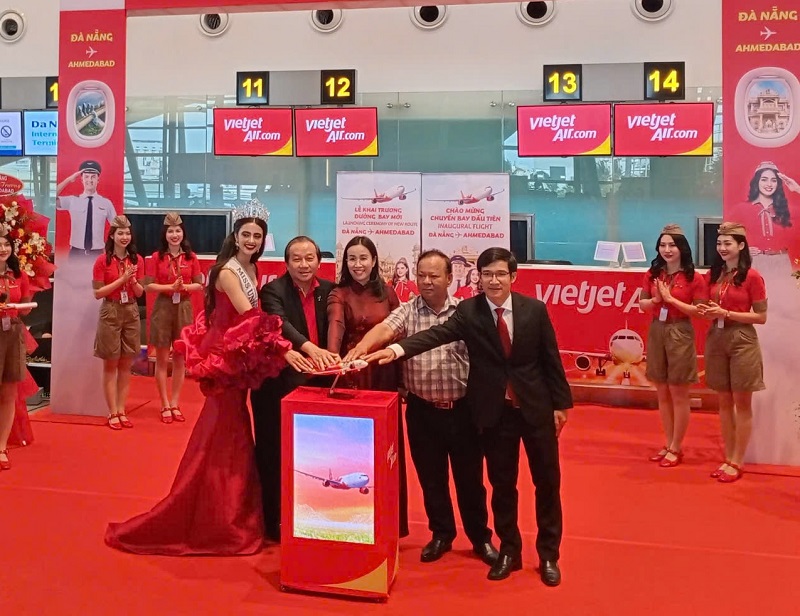 Hãng hàng không Vietjet phối hợp Sở Du lịch thành phố Đà Nẵng vừa khai trương đường bay Đà Nẵng - Ahmedabad (Ấn Độ).