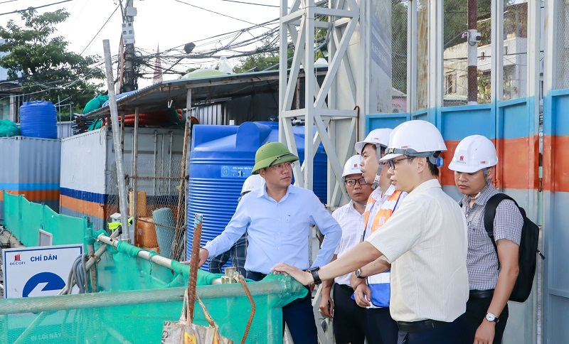 Chủ tịch UBND tỉnh Phạm Anh Tuấn nghe đơn vị thi công báo cáo tiến độ thi công Dự án Chung cư Trần Bình Trọng, đồng thời cho biết đến quý 2/2026 hoàn thành Dự án và bàn giao nhà cho dân 