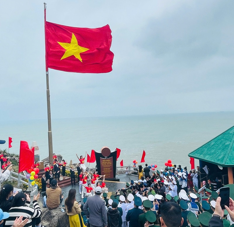 Phú Yên  chào cờ đầu năm mới 2025 và đón những vị khách du lịch đầu tiên đến với xứ sở hoa vàng trên cỏ xanh.
