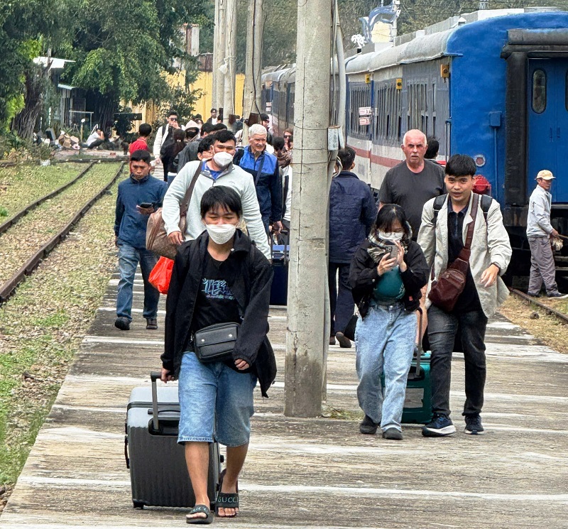 Những du khách đầu tiên đến Bình Định trên chuyến tàu hỏa du lịch SE30 xuất phát từ Ga Sài Gòn.