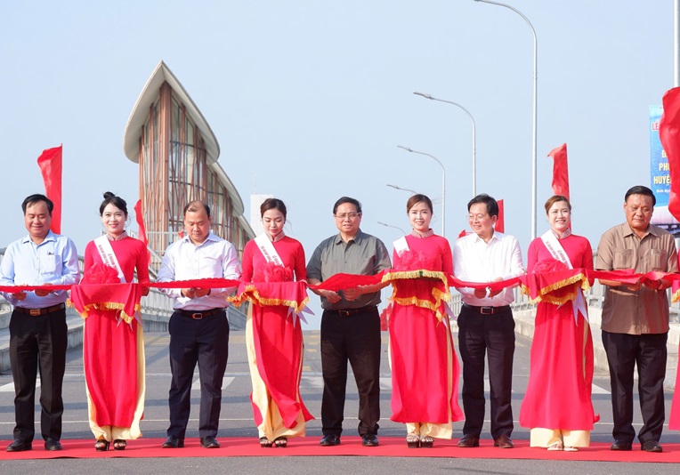 Thủ tướng Phạm Minh Chính cắt băng khánh thành Đập dâng Phú Phong.