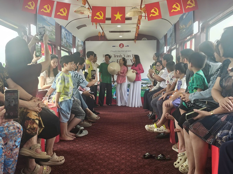 Du khách được xem biểu diễn nghệ thuật truyền thống Bài chòi dân gian trên chuyến tàu du lịch.