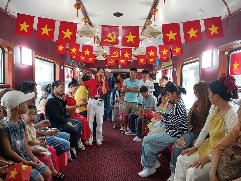 Dịp lễ, ngành du lịch đưa vào thử nghiệm chuyến tàu du lịch  với tên gọi “Hành trình văn hóa về miền Đất Võ” được du khách đánh giá cao.