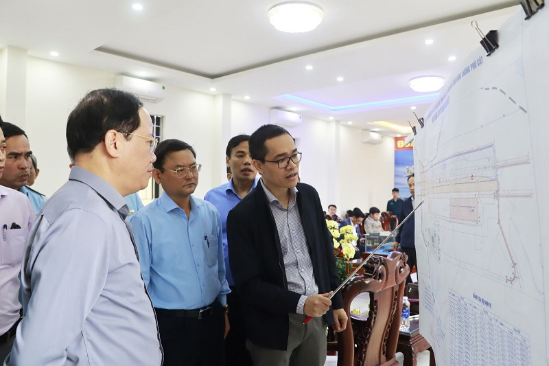 nghe đơn vị tư vấn báo cáo các hạng mục dự kiến triển khai Dự ánDự án Xây dựng đường cất hạ cánh số 2 và các công trình đồng bộ tại Khu bay Cảng hàng không Phù Cát