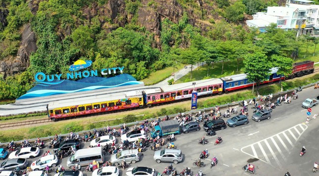 Chuyến tàu mang tên gọi “về miền đất võ”. Ảnh: N.D