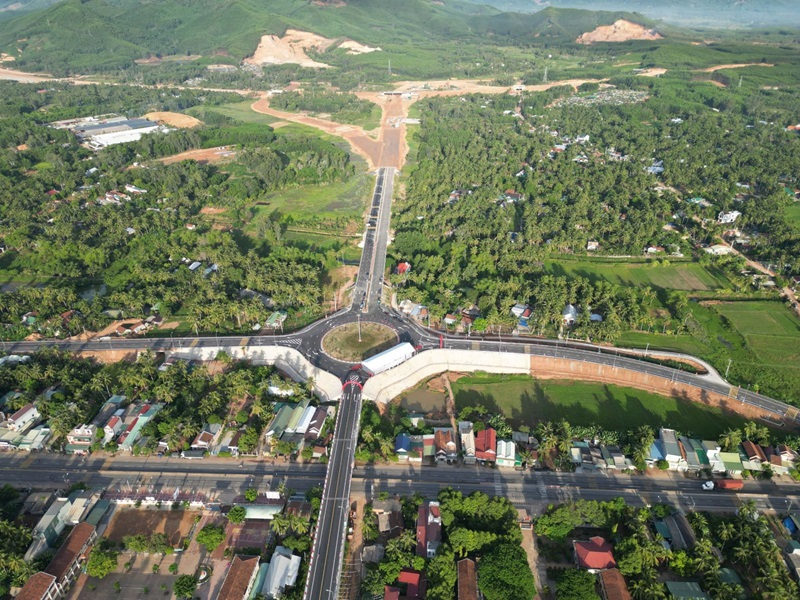 Cuối tháng 8/2024, Dự án Tuyến đường kết nối đường ven biển (ĐT.639), trên địa bàn thị xã Hoài Nhơn.